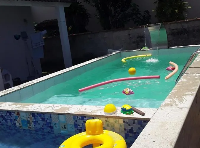Casa De Praia Com Duas Piscinas E Garagem