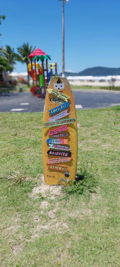Casa De Com Duas Piscinas E Garagem *